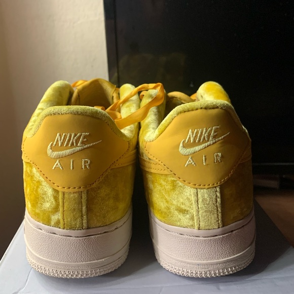 Air Force 1 LV8 GS Mineral Gold size 7Y - Picture 4 of 7